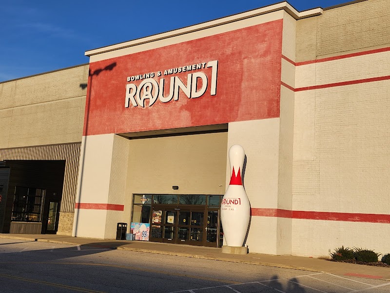 Round1 Bowling & Arcade Great Lakes Mall Cleveland atmosphere