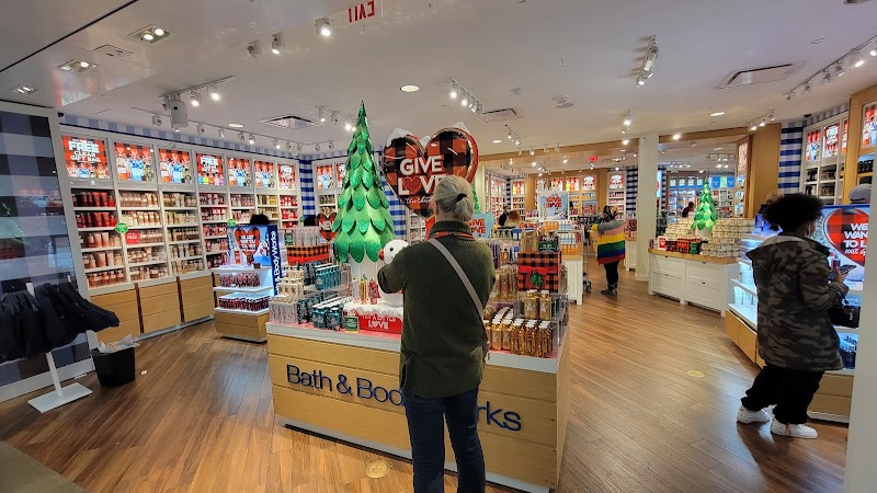Beachwood Place Cleveland interior