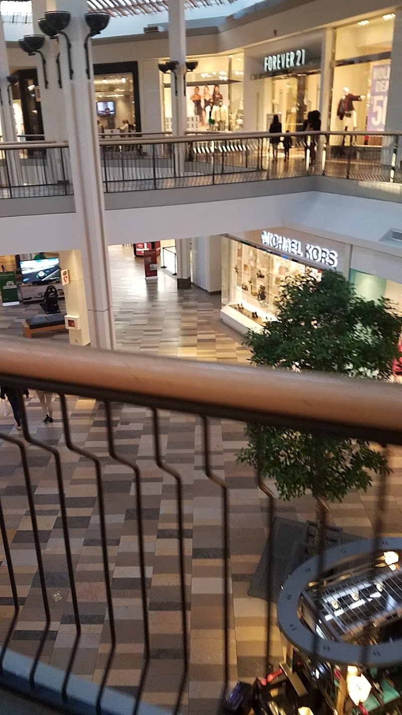 Beachwood Place Cleveland atmosphere